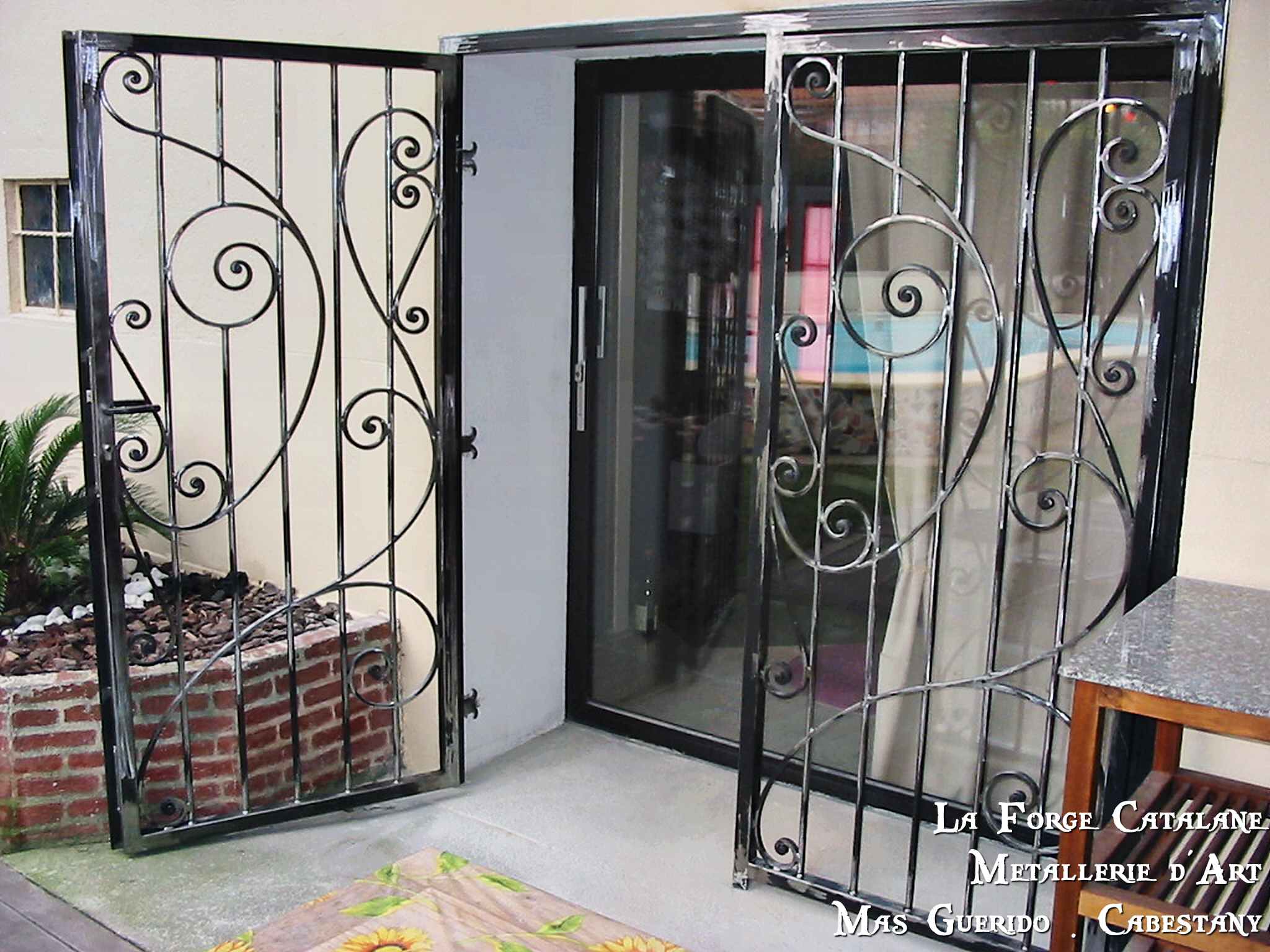 grille articulee barreaudages et motif volutes travail forge 2 forge catalane.jpg